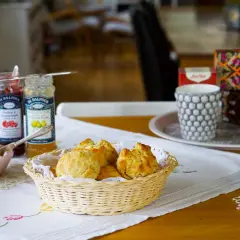 En härlig eftermiddagste med nybakade scones, sylt, smör och te.