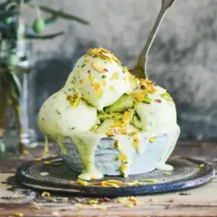 Krämig pistageglass med hackade nötter, perfekt för ett hemmagjort pistageglass recept.