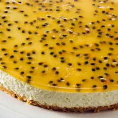 En krämig cheesecake med en krispig botten, toppad med en glansig gelé fylld med passionsfruktens svarta kärnor. En riktig passionsfrukt cheesecake-dröm!