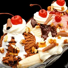 En klassisk banana split med tre kulor glass, banan, grädde, chokladsås, nötter och körsbär. Ett perfekt banana split recept för en varm dag.