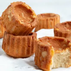 Små, gyllene financiers med mandelbitar, perfekta för ett enkelt financier recept. En tugga avslöjar en saftig insida.