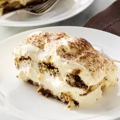 En krämig bit tiramisu, perfekt för ett tiramisu recept original. Garnerad med kakao.