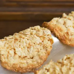 Krispiga havreflarn, perfekta för fikat. Ett enkelt havreflarn recept som alla klarar av.