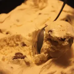 En skopa krämig vaniljglass med chokladbitar, perfekt för ett hemmagjort daimglass recept.
