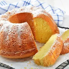 En saftig sockerkaka med sirap istället för socker, pudrad med florsocker. Två skivor ligger bredvid den hela kakan.
