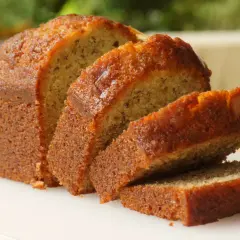 En saftig banankaka i sockerkaksform, perfekt skivad för att avnjutas.