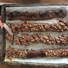 Chokladsnittar recept: nybakade, skurna och redo för ugnen. En härlig syn för alla chokladälskare!