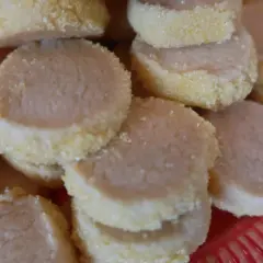 Små, runda, sockerbeströdda kakor som ser ut att vara perfekta för roliga kakor barnkalas.