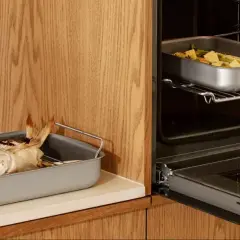 En långpanna med en hel fisk och en annan med grönsaker. Hur stor är en långpanna? Den här verkar rymlig nog för en rejäl middag.
