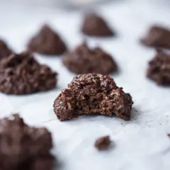 Mumsiga kokostoppar med choklad, en favorit som smälter i munnen.