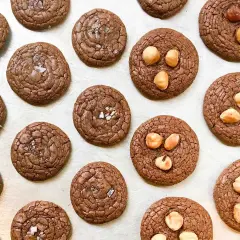 Mörka chokladkakor, några toppade med flingsalt, andra med hasselnötter. En härlig tryffelkaka mörk choklad för fikat.