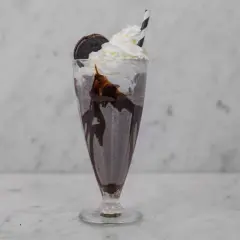 En krämig oreo milkshake med vispgrädde, chokladsås och en hel oreokaka. Perfekt för en fika!