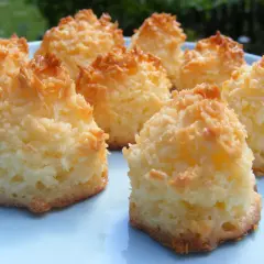 En tallrik med gyllene kokostoppar med en hint av citron. Perfekta till fikat!