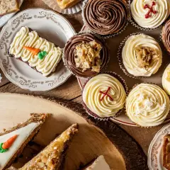 En härlig blandning av bakverk med sockerglasyr, inklusive morotskakor och cupcakes med choklad- och vaniljfrosting.