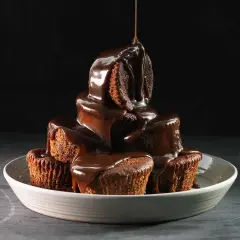 En stapel chokladmuffins, rikligt täckta med varm chokladsås. Ett perfekt sticky toffee pudding recept för fikat.