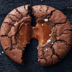En brownie cookie med salt karamell som rinner ut.