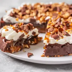 En saftig toscakaka choklad med fluffig grädde, kolasås och chokladbitar. En dröm för alla chokladälskare!