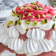 En fluffig pavlova med rabarberkompott och pistagenötter. En dröm för alla som älskar desserter!