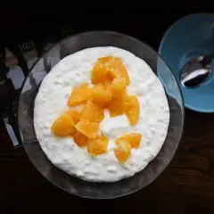En skål med krämig risgrynsgröt, toppad med saftiga apelsinklyftor. En klassisk ris a la malta, perfekt för en mysig stund.