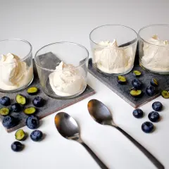 LCHF glass med blåbär och skedar. En krämig och söt dessert som passar perfekt för en lättare livsstil.