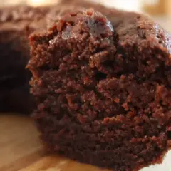 En bit av en saftig, mjuk chokladkaka med en härlig textur. Perfekt för fikat!