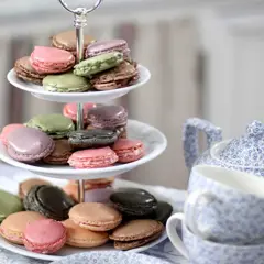Färgglada macarons på ett tårtfat, redo att avnjutas. Ett perfekt macarons recept för fika.