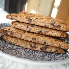 En stapel hembakade kolasnittar med choklad, redo att avnjutas.