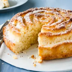 En vackert snurrad citronkaka, pudrad med florsocker, redo att serveras. Ett perfekt citronkaka recept för fikat.