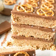 Ljuvliga bitar att baka med jordnötter, toppade med choklad och salta pretzels. En perfekt kombination av sött och salt.
