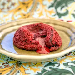 En rykande red velvet-fondant med smältande kärna på en tallrik.