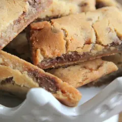 Närbild på gyllene kolasnittar med bitar av Dumle som smält in i kakan. Perfekt för fikat!