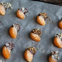 Söta klyftor av apelsin doppade i mörk choklad och strössel, redo att avnjutas. Ett enkelt sätt att baka med choklad!