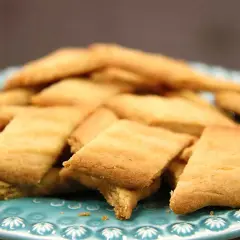 En hög med sega kolasnittar på en blå, mönstrad tallrik. Perfekta till fikat!