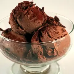 En skål med krämig chokladglass, toppad med chokladspån. Perfekt för ett enkelt chokladglass recept.