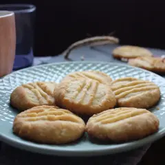 En tallrik med hembakade gaffelkakor, perfekta för fikat. Detta är ett enkelt gaffelkakor recept.