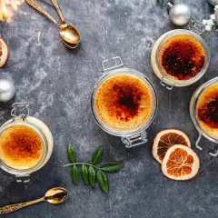 Tre krämiga crème brûlée i glasburkar, med karamelliserad yta. Perfekt för en mysig stund, detta är crème brûlée godaste!