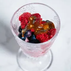 En dessertskål med bär och en karamellsås, perfekt för ett enkelt mascarpone recept.