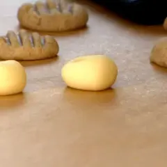 Små, ljusa degbitar och några färdiga, randiga småkakor som väntar på att bli mintkyssar. Receptet är nära till hands!
