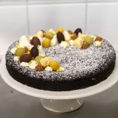 Chokladkladdkaka dekorerad med påskägg, grädde och strössel. Perfekt att frysa in och ta fram när suget efter något gott sätter in.