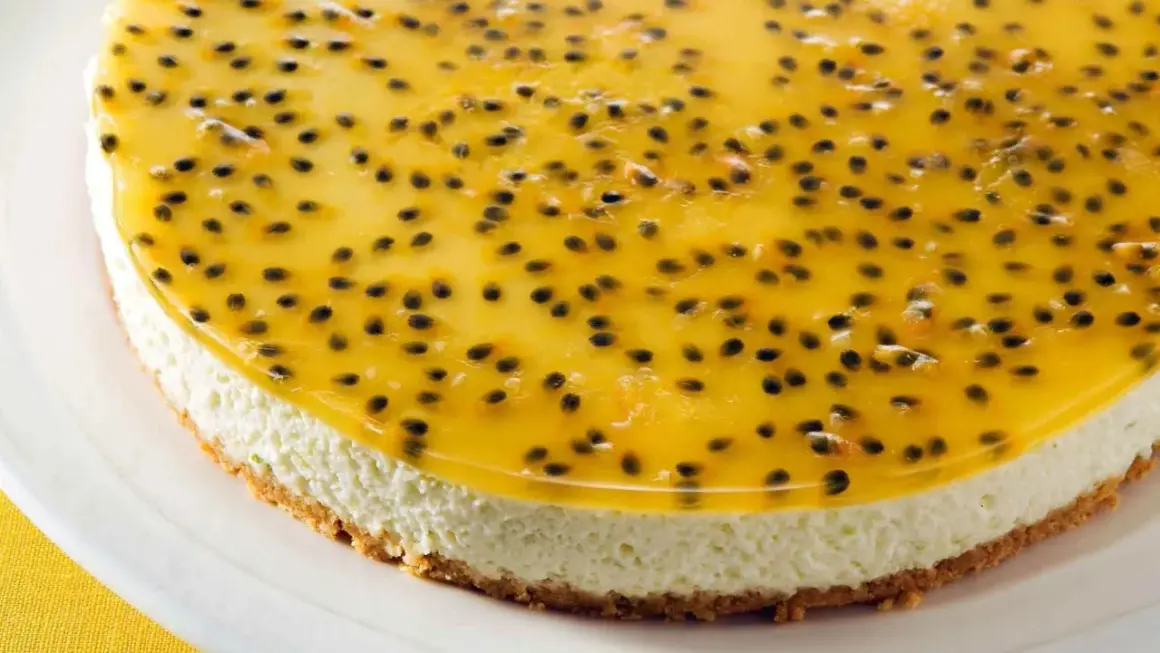 En krämig cheesecake med en krispig botten, toppad med en glansig gelé fylld med passionsfruktens svarta kärnor. En riktig passionsfrukt cheesecake-dröm!