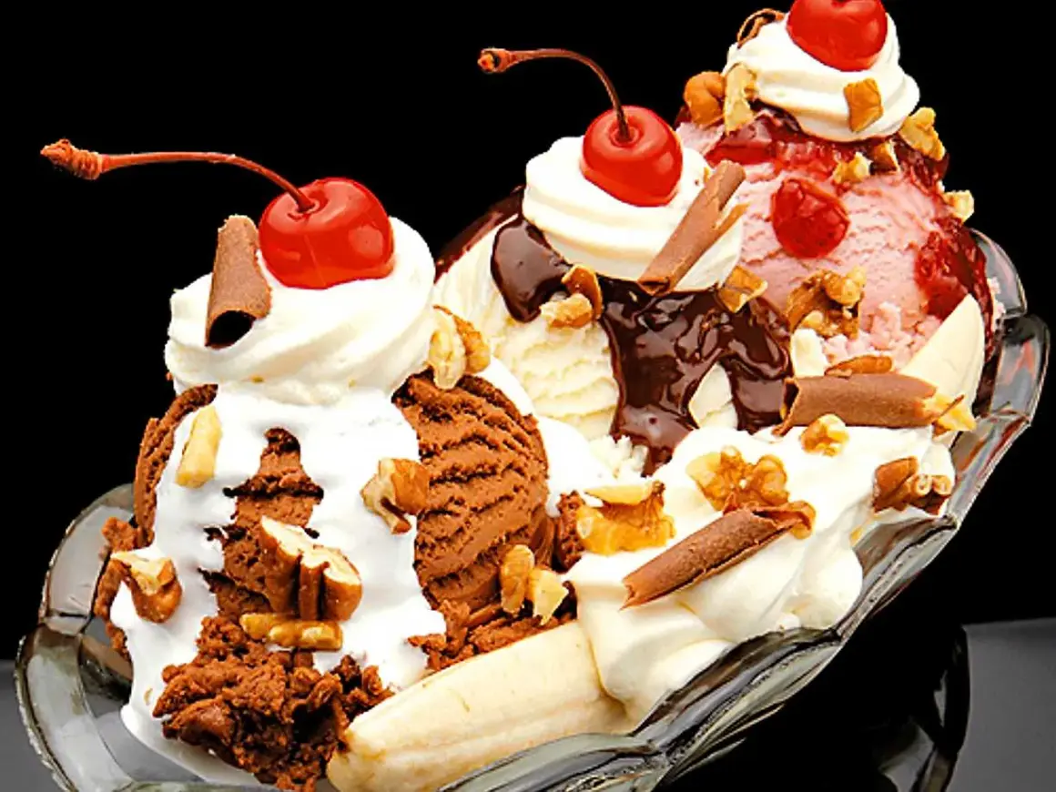 En klassisk banana split med tre kulor glass, banan, grädde, chokladsås, nötter och körsbär. Ett perfekt banana split recept för en varm dag.