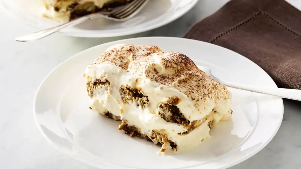 En krämig bit tiramisu, perfekt för ett tiramisu recept original. Garnerad med kakao.