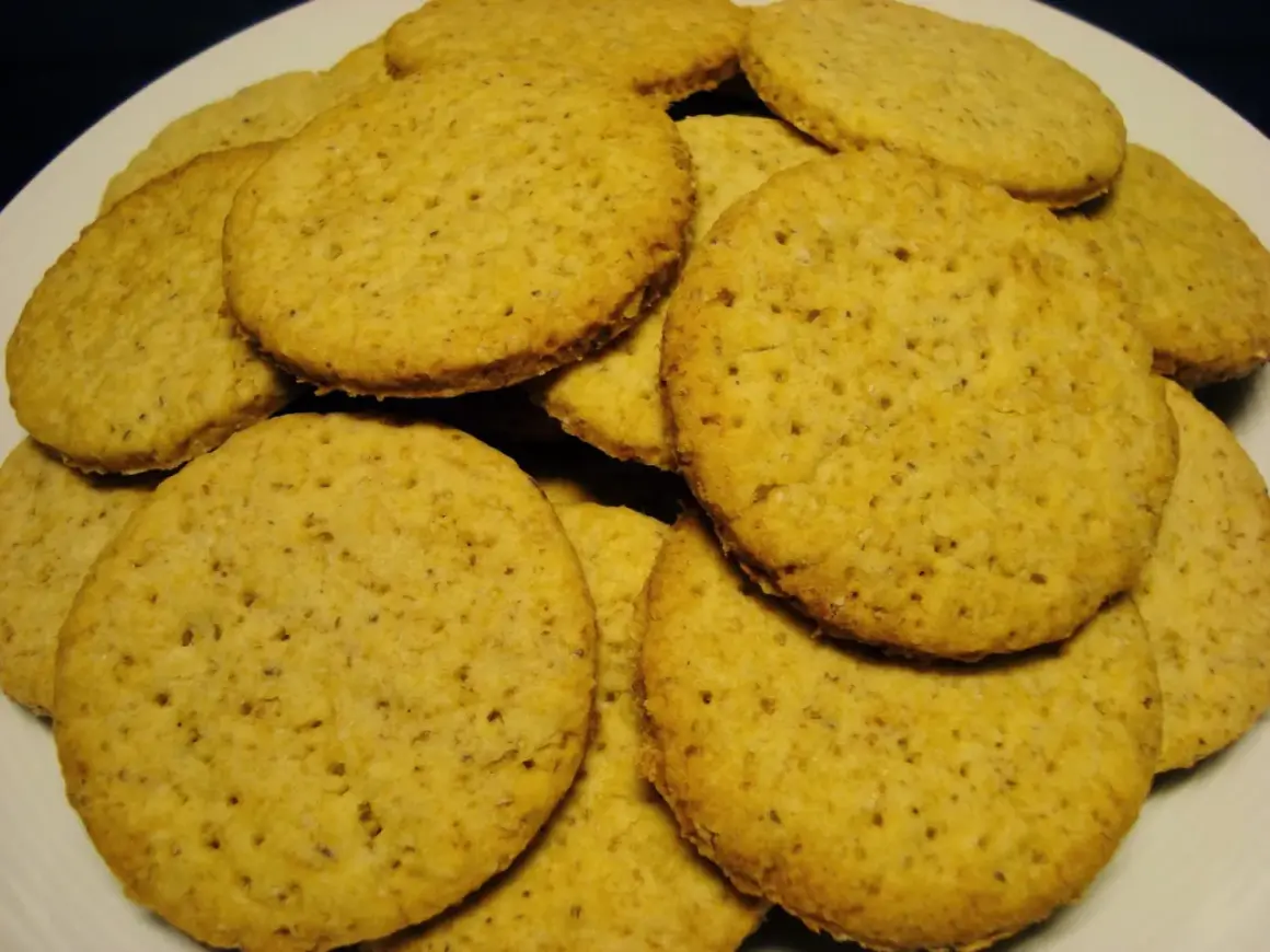 En hög med gyllene digestivekex, perfekta för ett enkelt recept.