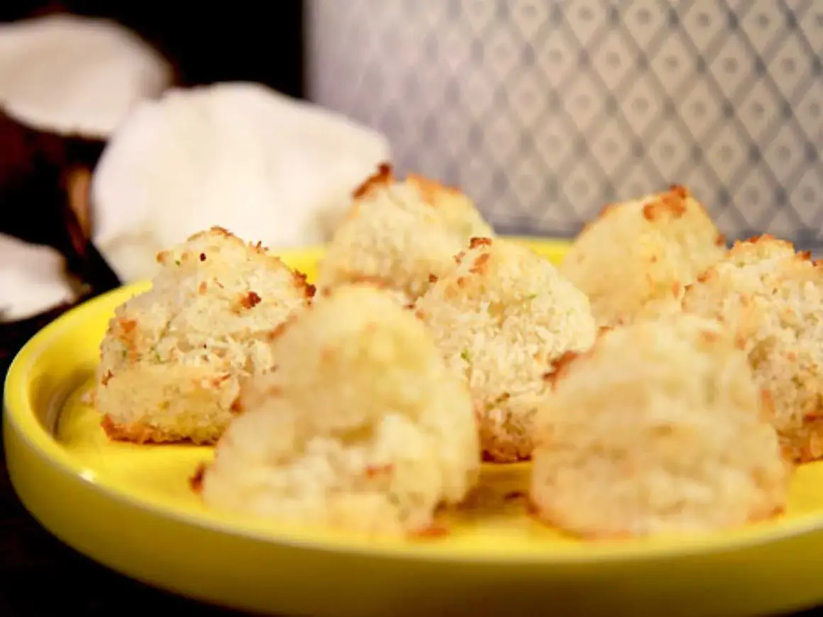 Saftiga kokostoppar recept på en gul tallrik. Dessa små, gyllene bakverk ser utsökta ut!