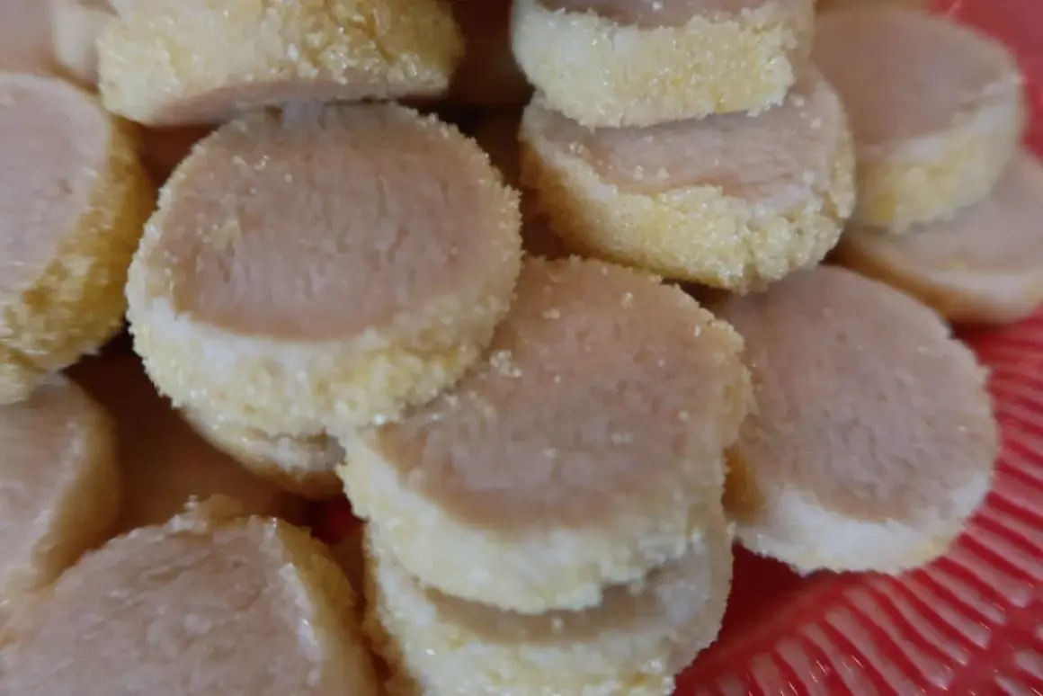 Små, runda, sockerbeströdda kakor som ser ut att vara perfekta för roliga kakor barnkalas.