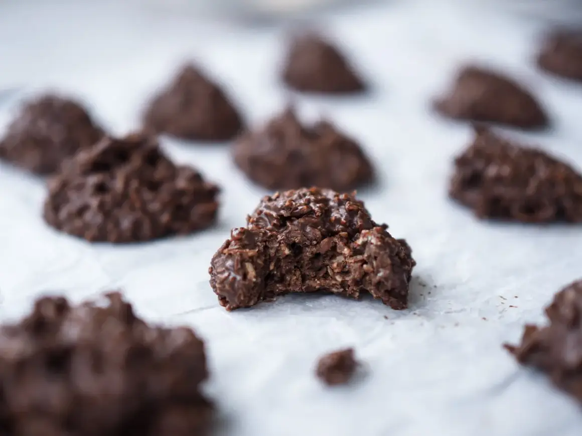 Mumsiga kokostoppar med choklad, en favorit som smälter i munnen.