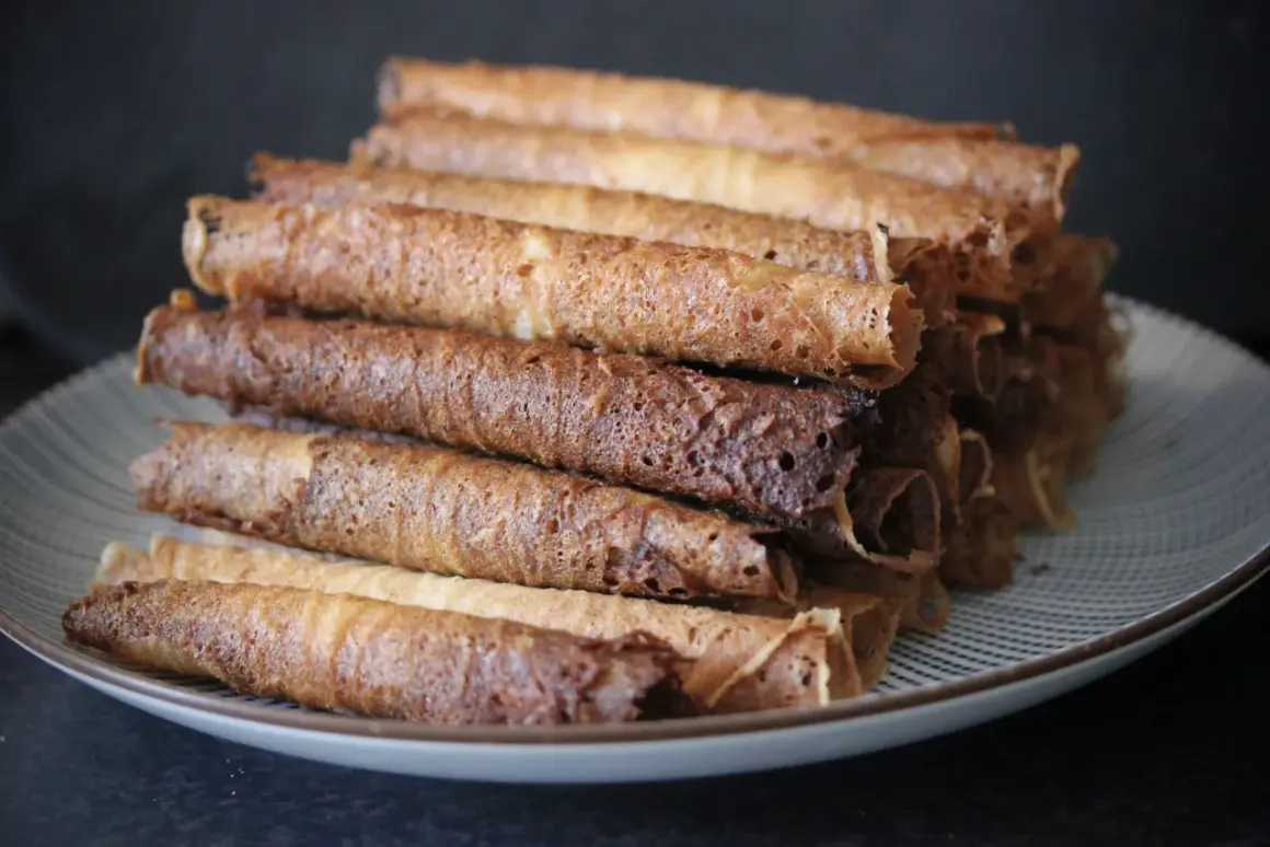En hög med gyllenbruna rullrån på en tallrik. Perfekt för ett enkelt rullrån recept.