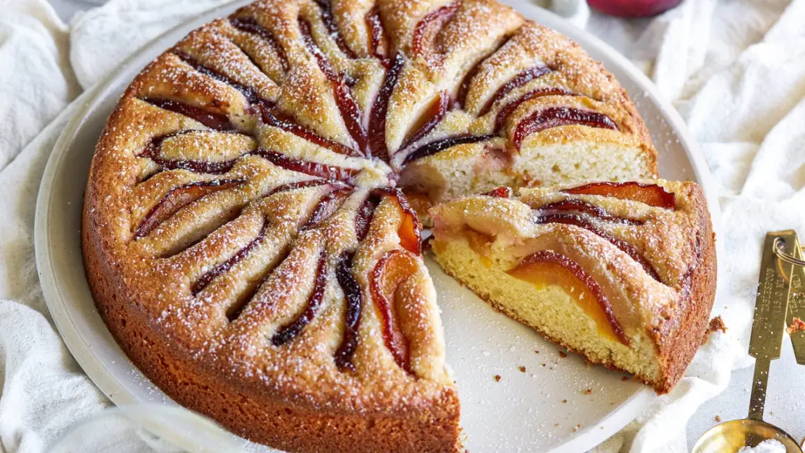 En saftig sockerkaka med nektariner, perfekt att baka till fikat. Pudrad med florsocker.