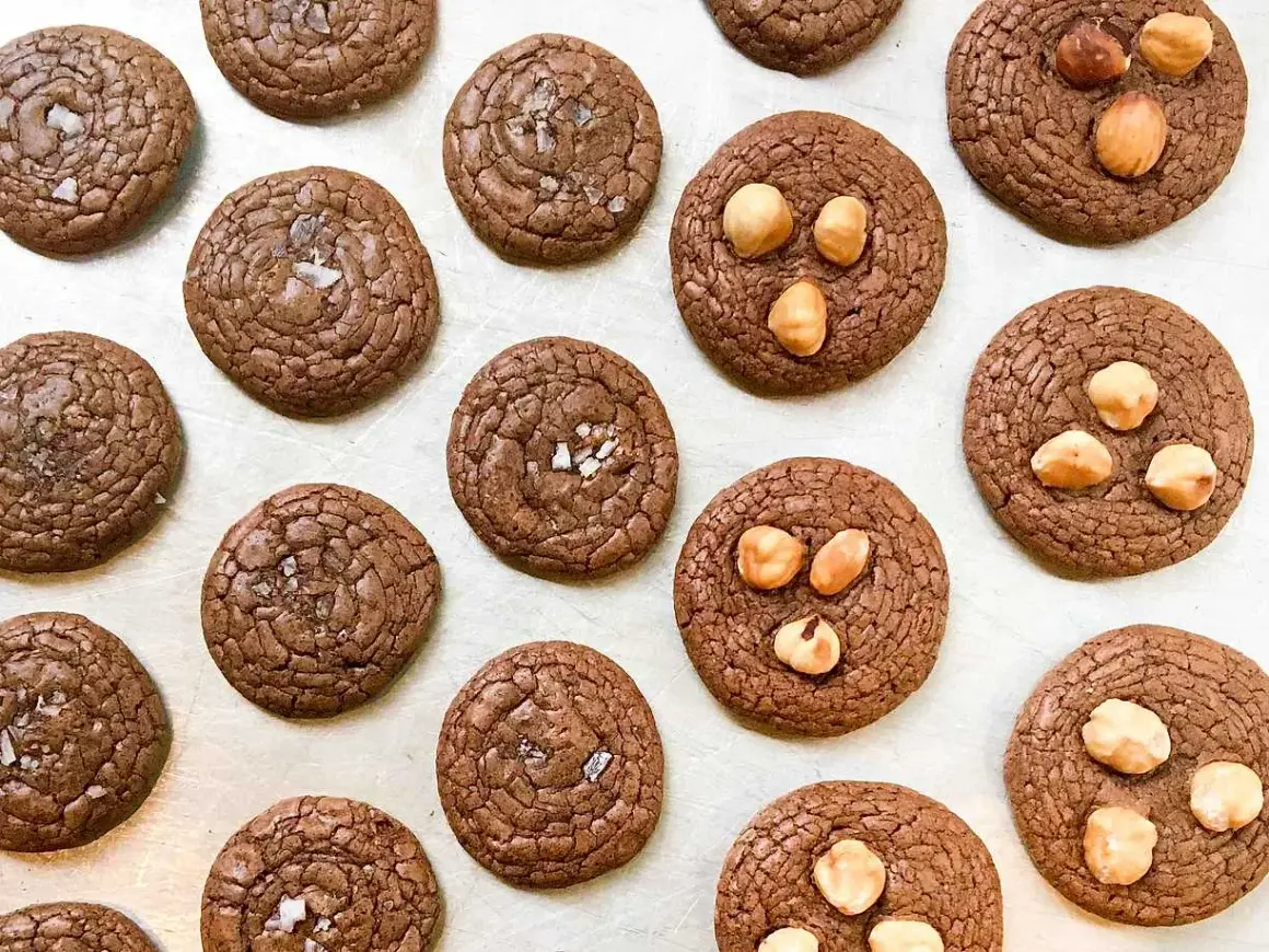 Mörka chokladkakor, några toppade med flingsalt, andra med hasselnötter. En härlig tryffelkaka mörk choklad för fikat.