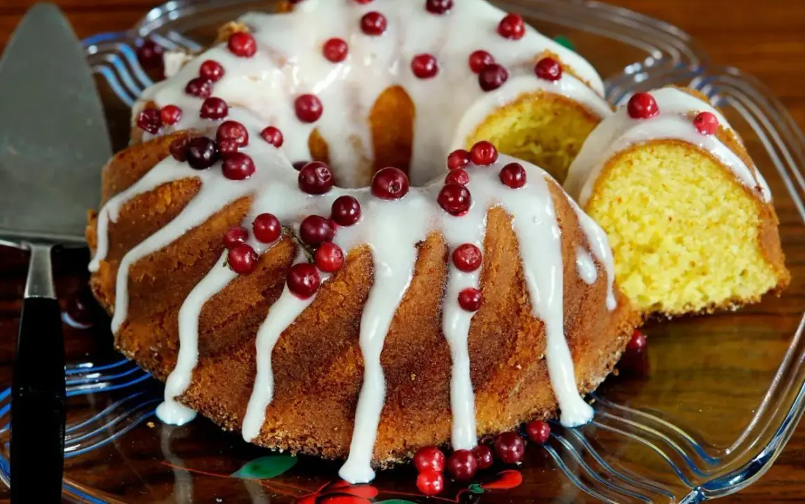 En saftig sockerkaka med glasyr och lingon, perfekt att baka med nötter till fikat.